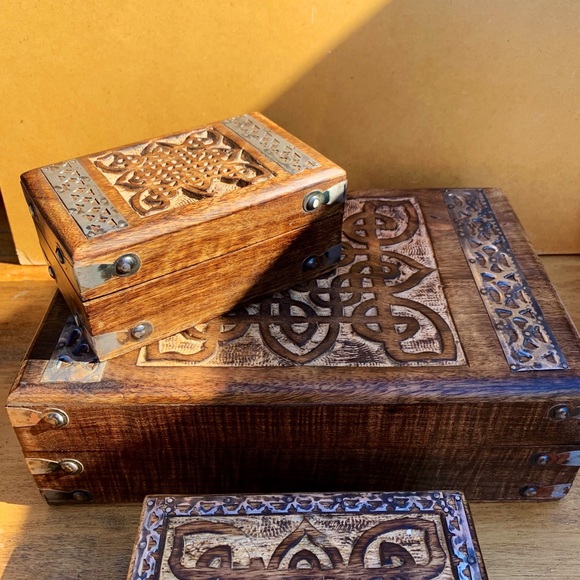 Carved Mango Wood Brass Mystic Triquetra Celtic Knot Artisan Trinket Storage Box - Picture 10 of 10